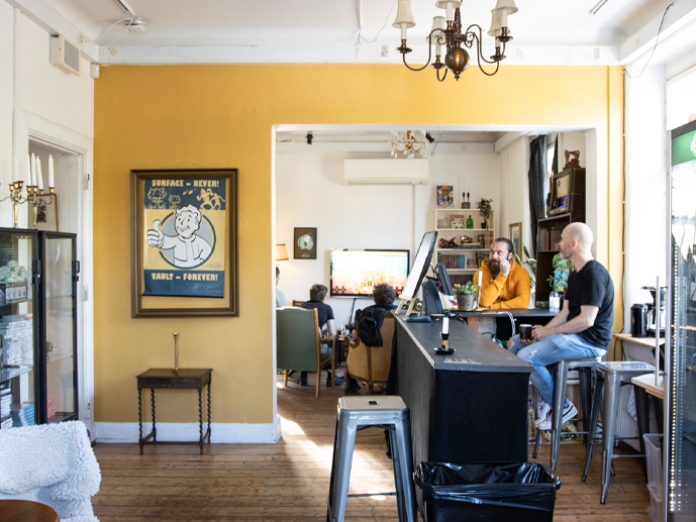 Hyggelig stemning i spilcaféen.