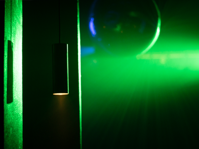 Diskokugle i grønt lys.