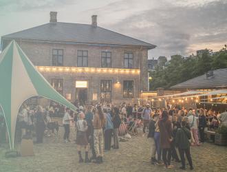 Billede af mennesker på Onkel Dannys Plads